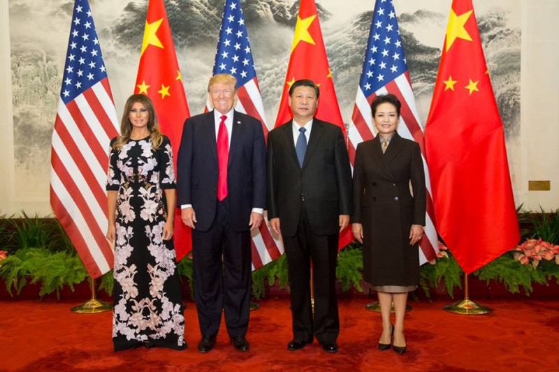美國總統川普（左二）儶夫人去年11月訪問中國，受到中國領導人習近平（右二）熱倩招待，但美中關係未如預期熱烈。
   圖：翻攝白宮臉書