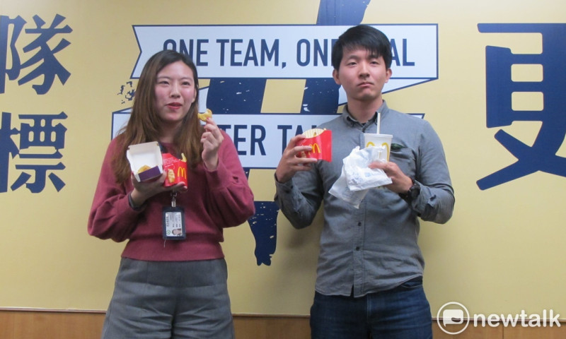民進黨發言人何孟樺（左）3日開心展示大吃麥當勞的動作。   圖：林朝億/攝