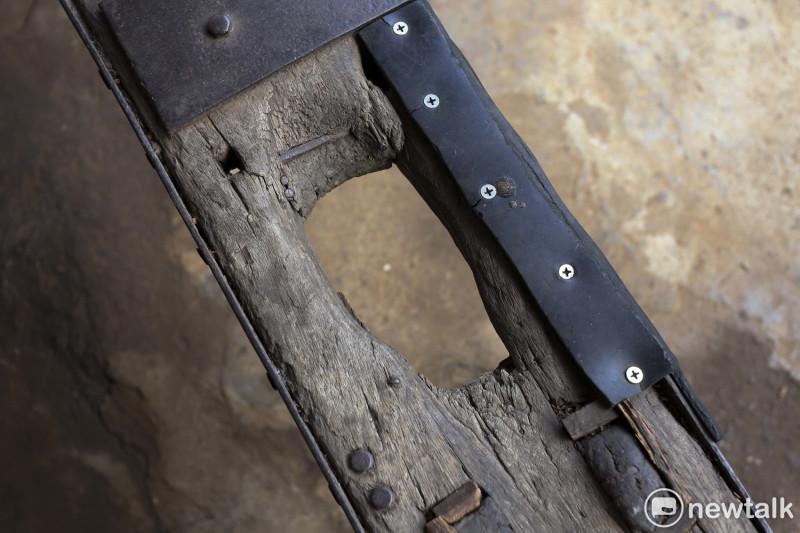門口的削刀板凳超過一百年歷史。   圖/張大魯攝
