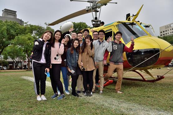 成功大學學生興奮的在 UH-1H直升機前合影。   圖：內政部/提供