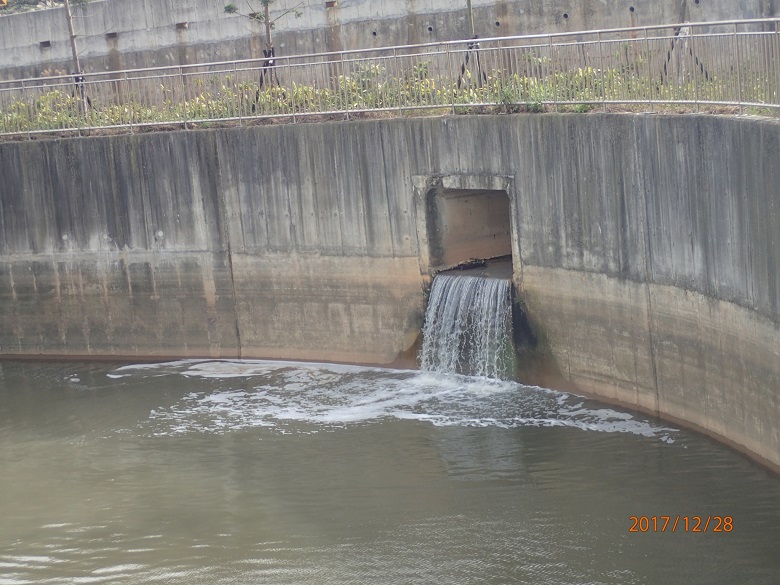 桃園A7合宜住宅生活汙水混合雨水後，從箱涵全數排進合宜住宅滯洪池。   圖：翻攝新北市環保局網站