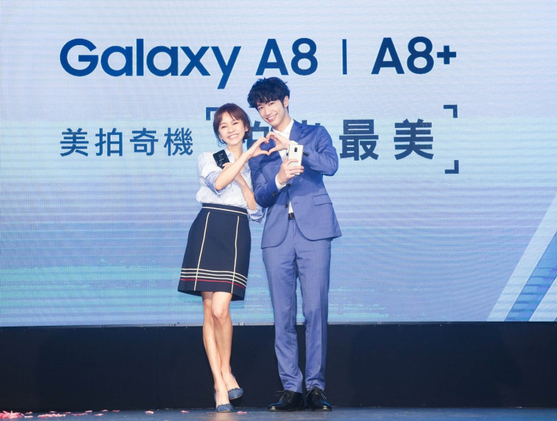 三星邀請「國民男友」劉以豪與「元氣女神」陳意涵兩位貴賓來到現場，為Galaxy A系列代言。   圖：Samsung 提供