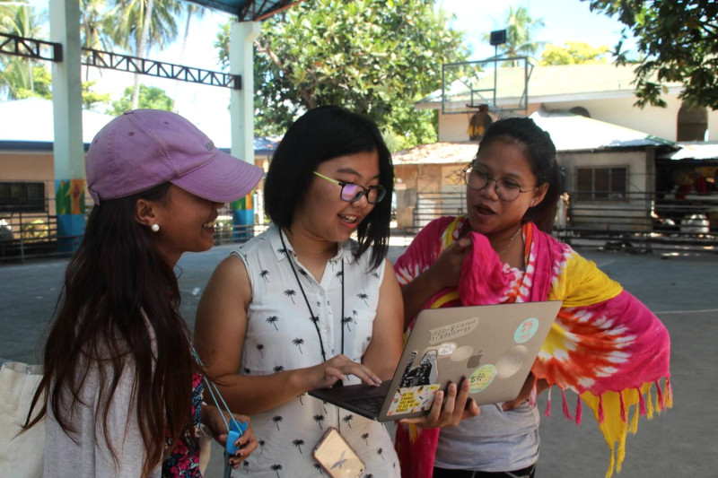 台科大張湘昀(中)海外當志工，與當地婦女分享手作布衛生用品的經驗，透過彼此互動，建立深厚的情誼。   圖:教育部／提供