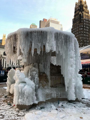 酷寒籠罩美國東岸，紐約市進入冬季暴風雪警戒，4日（本地時間）全市停課，積雪估達5到8英吋。圖為曼哈頓中城布萊恩公園結冰噴水池。   圖 : 中央社