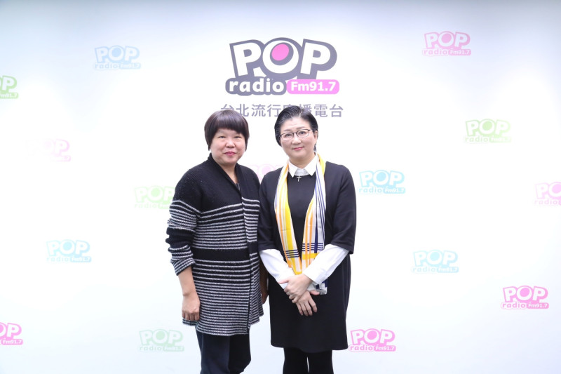 婦聯會主委雷倩（右）中午接受《POP搶先爆》主持人黃光芹專訪。   圖：《POP搶先爆》提供