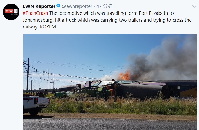 南非4日發生一列客運列車與卡車相撞，造成至少12人死亡。   圖：翻攝EWN Reporter推特