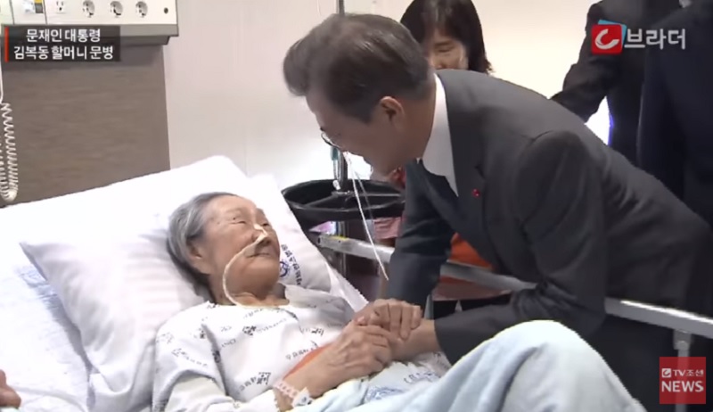 南韓總統文在寅4日探望正在首爾住院、要求修改日韓共識的前慰安婦金福童（91歲）。   圖：翻攝TVCHOSUN