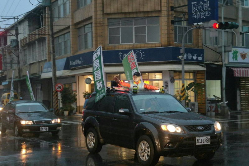 李俊毅在新化、新市、善化地區進行車隊遊行，一路頂著寒風冷雨向民眾揮手致意，獲得不少民眾熱情回應。   圖：黃博郎／攝
