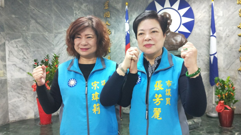 前議長張芳麗（右）今宣布退選，現任議長宋瑋莉（左）表達感謝。   圖：宋瑋莉辦公室 / 提供