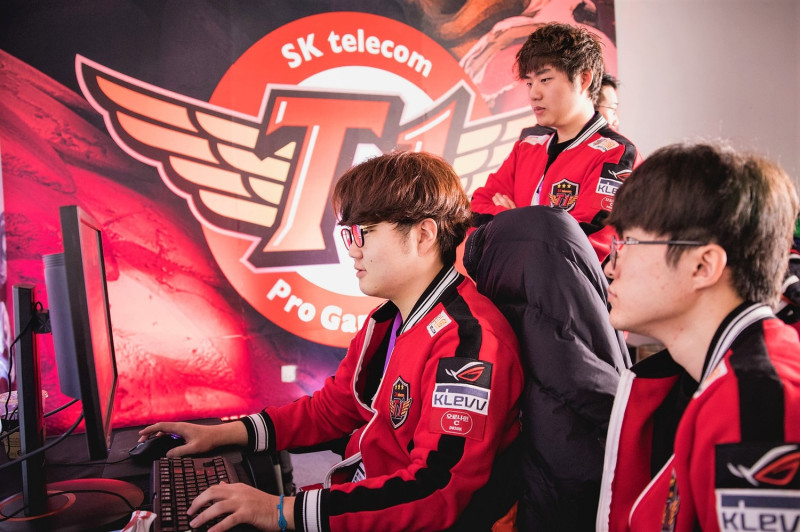 今（5）日來自韓國的電競豪門SKT宣布將會成立《絕地求生》戰隊，照片為SKT《英雄聯盟》戰隊。   圖：翻攝自 LoL Esports Photos flickr