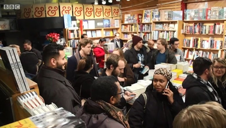 美國各大書局都擠滿人潮搶購新書。   圖：翻攝BBC