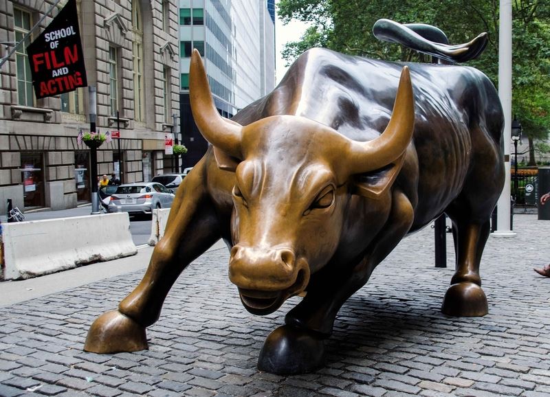 華爾街股市今天連續第3天收紅，道瓊工業指數終場上漲240點。圖為美國華爾街金融區地標Charging Bull。   圖：取自Pixabay圖庫