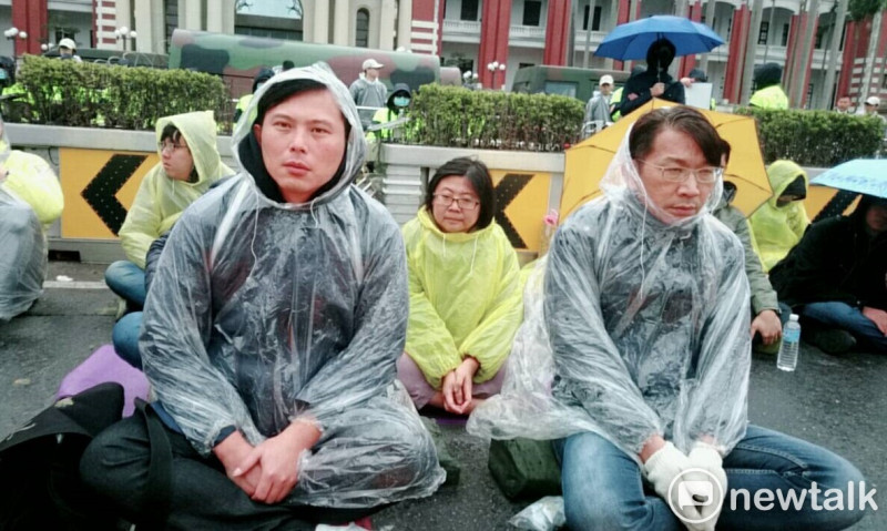時代力量立委黃國昌（左）、徐永明持續在凱道前禁食抗爭。   圖：林朝億/攝影