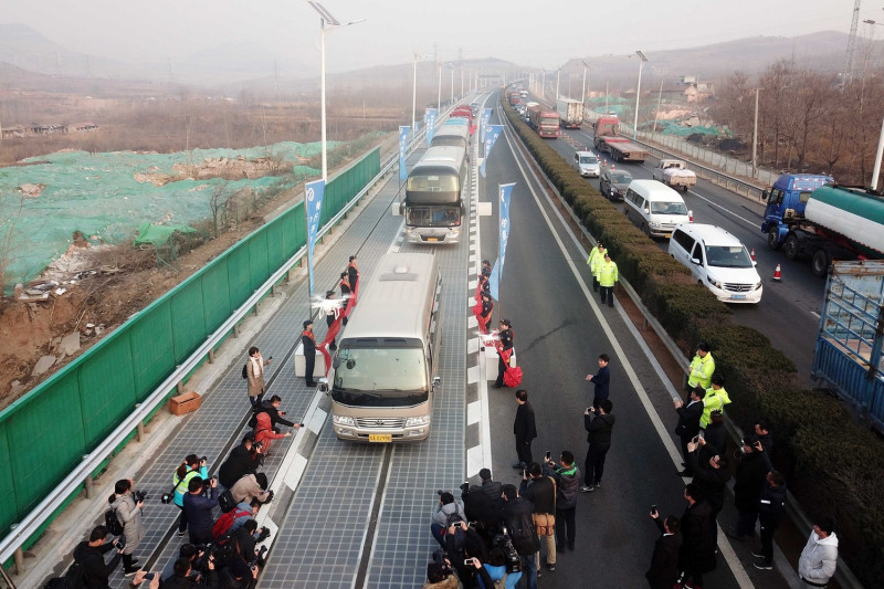 先前，中國山東省濟南市開通了全球第一條太陽能充電高速公路，不料通車5天就被破壞。   圖：翻攝自 新華社