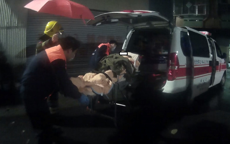 消防隊員在寒雨中將失溫的獨居老翁送到醫院急救，搶回一命。   嘉義市政府消防局/提供