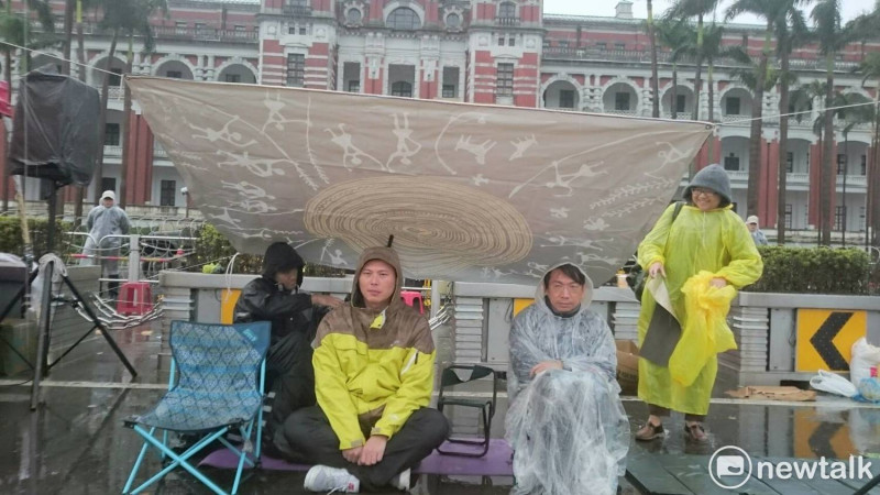 時代力量立委在下午才剛搭好的小帆布下繼續禁食抗議。   圖：林朝億/攝