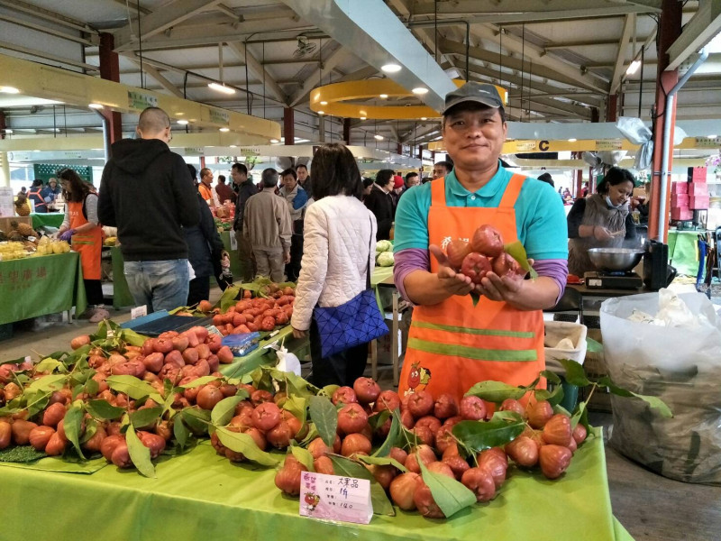 農友們帶著大批優質紅透透蓮霧、翠綠蜜棗在活動現場展售。   圖：屏東縣農業處提供