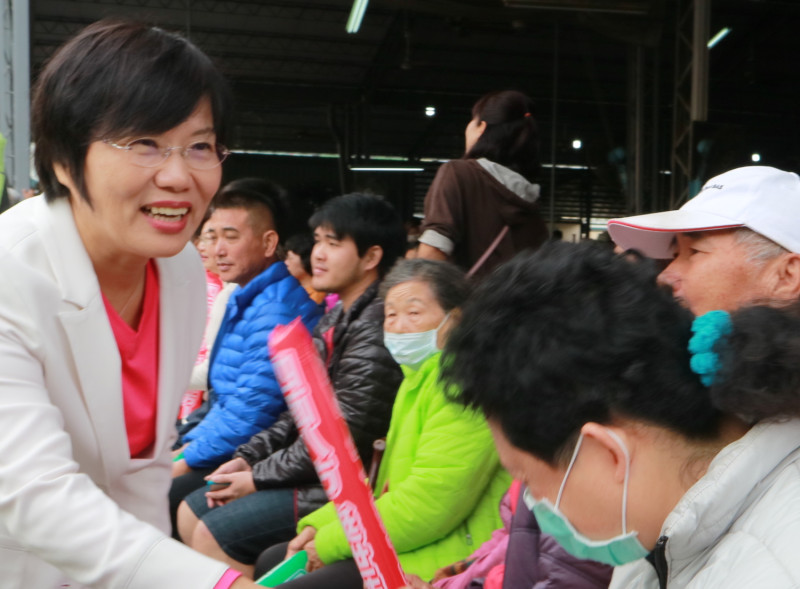 選戰在即，立委劉世芳走訪基層，前往阿蓮市場與支持她的民眾握手。   圖：劉世芳/提供