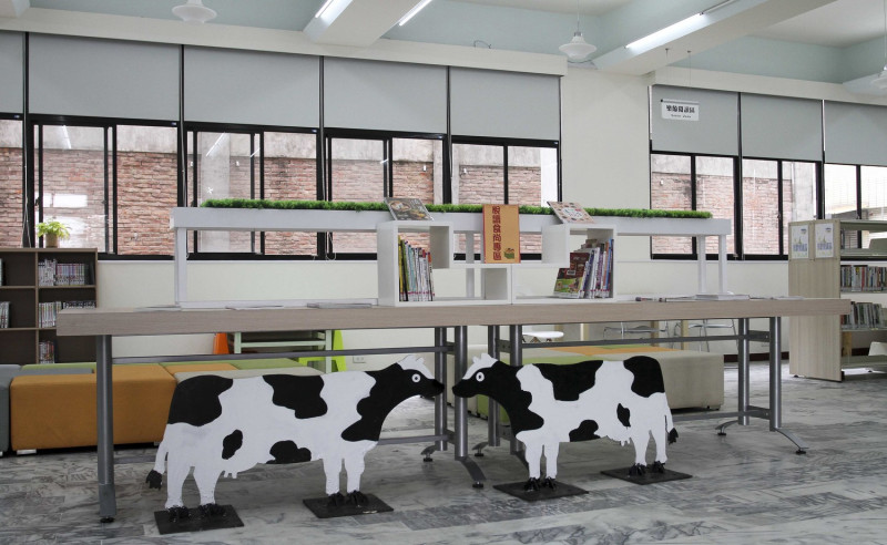 柳營圖書館內有二隻乳牛。   圖/張大魯攝