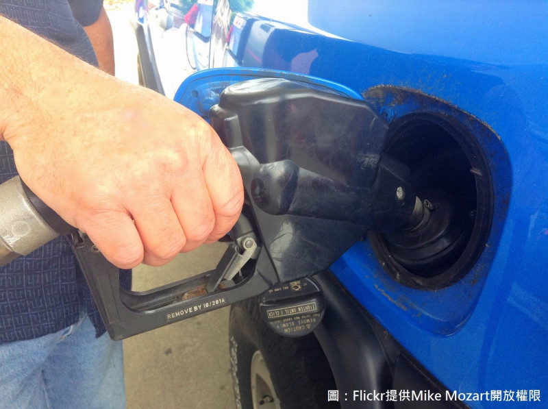 台塑石化公告，週一（22）凌晨1時起，汽油油價每公升小漲0.1元，柴油油價則維持上週油價不調整。   圖：Flickr提供Mike Mozart開放權限
