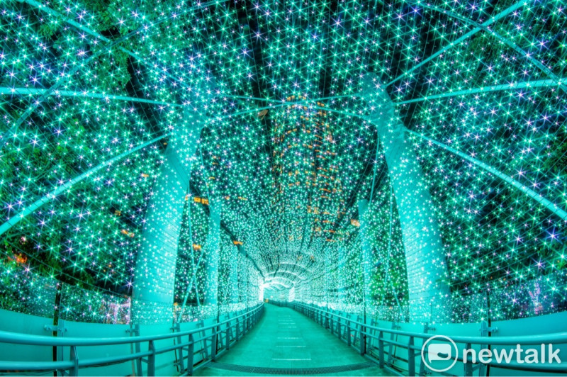 2017年底，新北歡樂耶誕城在社群網站上討論度最高的拍照打卡聖地「藍色時光隧道」也登上愛爾蘭媒體（The Irish Times）的Images of the Day！

   圖：新北市府提供