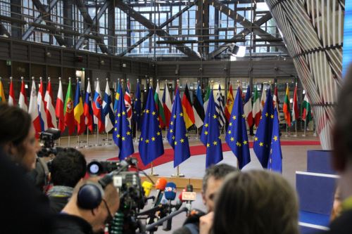 歐洲聯盟由28個會員國組成，各國領導人每季會飛到布魯塞爾參加峰會。他們出席時先走紅地毯，短短10秒鐘，有人在鏡頭前猶如巨星，也有人快閃，各有不同的紅地毯哲學。   圖：中央社