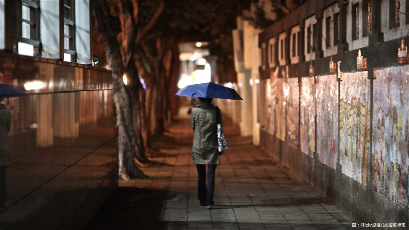 今(8)天由於鋒面通過，中部以北及東北部需留意局部大雨發生。   圖：Flickr提供J10開放權限