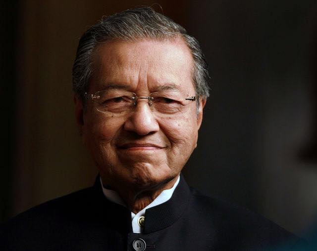 馬來西亞前首相馬哈迪已高齡93歲，退位也15年了，在政界仍然舉足輕重。   圖：翻攝馬哈迪臉書