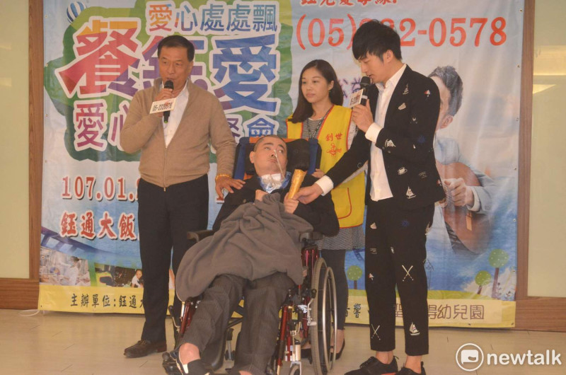公益大使歌手葉諾帆（右）及鈺通飯店董事長黃國芳（左），與阿男（中）合唱一首《相思雨》。   蔡坤龍/攝