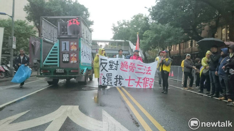 勞團組成的「五一行動聯盟」今早9時在台北市青島東路上、立法院側門集結抗議。   