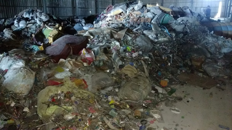 高雄市大寮區有間廠房遭非法棄置廢棄物，50噸滿滿的垃圾就被藏在建築物裡。   圖：高雄市環保局提供