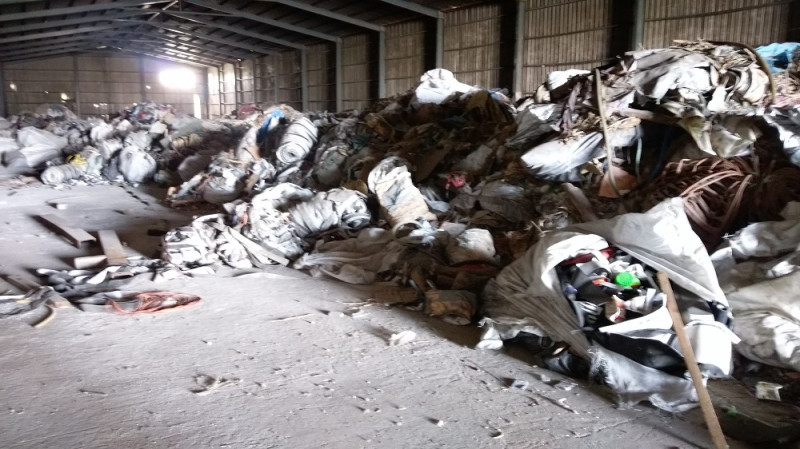遭非法棄置的廢棄物，為一般事業廢棄物的廢塑膠製品。   圖：高雄市環保局提供