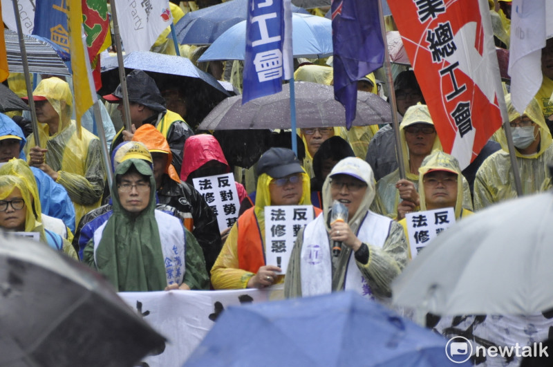 勞團今天再度走上街頭，對於勞基法修法，勞團批評，台灣勞權與民主倒退三十年，民進黨越來越像國民黨。   圖:陳香蘭／攝
