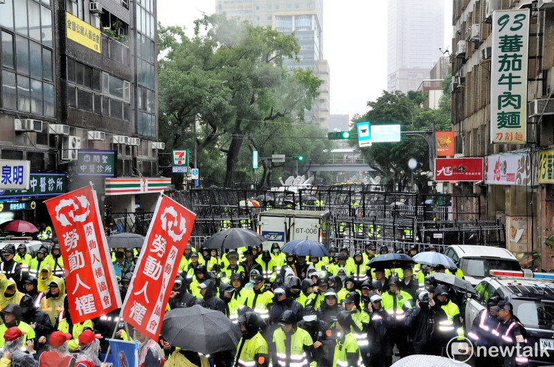 警方在青島東路設下層層拒馬，並將勞團困在鎮江街、林森南路範圍的青島東路上，勞團說:這是歷來罕見，已有違反人民行使集會遊 行的權利。   圖：陳香蘭/攝