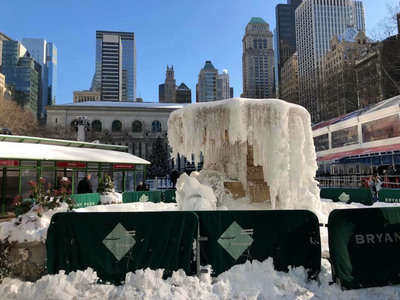 紐約市連續10餘天天寒地凍，不僅影響商家生意，路上行人更少。圖為曼哈頓中城布萊恩公園噴水池結凍。   圖:中央社