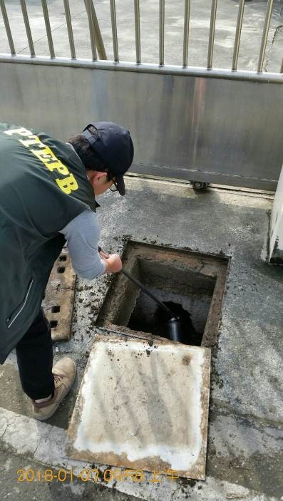 屏東縣政府環保局昨(7)日展開突擊稽查，執行畜牧業污染查緝行動，針對屏東市永安圳上游畜牧業者進行稽查，隨即查獲有1家養豬場有偷排廢水情形   圖：屏東縣政府／提供