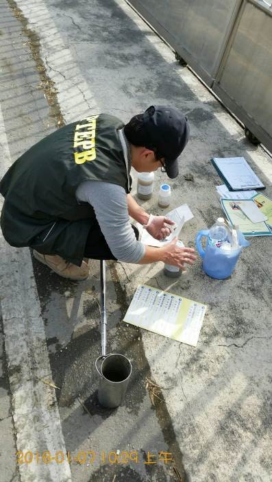 環保局表示,將依違反水污染防治法規定裁處6萬元以上2000萬元以下罰鍰,並再次要求業者勿心存僥倖,以身試法。 圖:屏東縣政府/提供