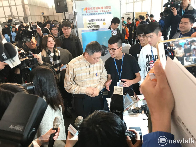 台北市長柯文哲下午出席106年度海外見學創業教育博覽會，與學生互動。   圖：周煊惠 / 攝