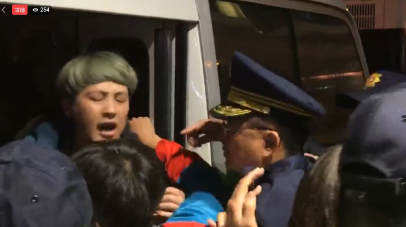 8時 7分，所有臥軌陳抗人員遭警察強勢推上警備車，送往台北地檢署偵辦。   圖：翻拍臉書直播