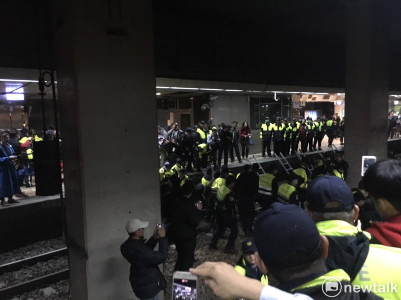 晚間7時35左右，大批警力在台北車站月台，準備清場。   圖：黃韋銓 / 攝