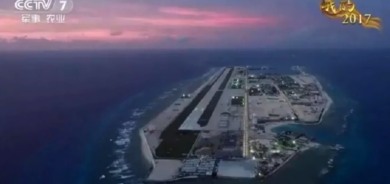 中國央視最近播出永暑礁（Fiery Cross Reef）的空拍影片，顯示島礁已成為軍事基地。   圖：翻攝youtube