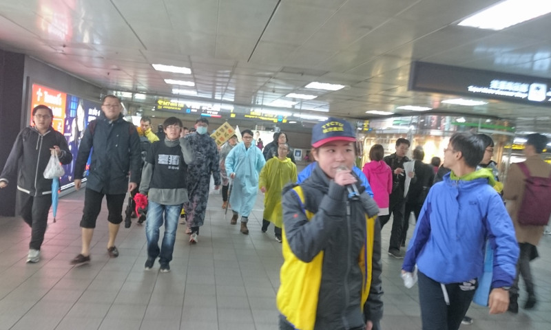 勞團8日晚間在台北車站地下街前進，要前往月台展開臥軌抗爭。   圖：林朝億/攝