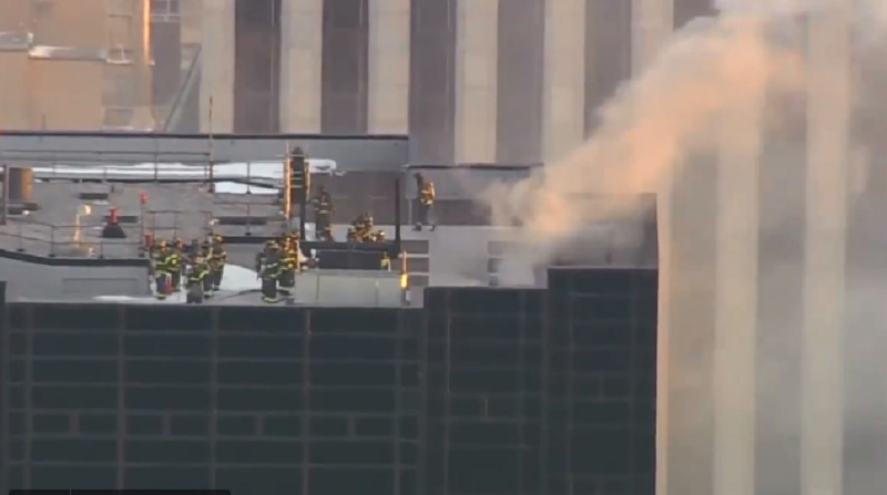 美國總統川普位於紐約曼哈頓的川普大樓８日發生火災，屋頂冒出陣陣濃煙。   圖：翻攝路透社推特