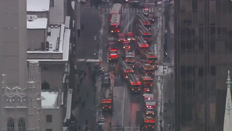 紐約市消防局接獲報案後趕赴現場，火勢迅速受到控制。   圖：翻攝路透社推特