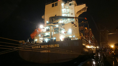 德國籍貨船HANSA MEERSBURG 8日晚間靠泊基隆港東11號碼頭時，不慎撞倒價值上億元的橋式起重機，在損失未評估完成前，依據商港法規定將暫時禁止貨船離港。   圖:基隆港務分公司提供