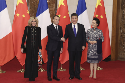 中國國家主席習近平（右2）8日在北京釣魚台國賓館會見抵中國進行國是訪問的法國總統馬克宏（左2）。共同參與會見者有習近平的夫人彭麗媛（右1），馬克宏的夫人碧姬．馬克宏（左1）。   圖：翻攝自中新社