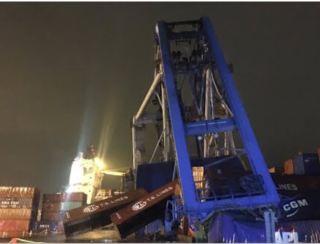 一艘貨船8日晚靠泊基隆港東11碼頭，不慎撞倒價值上億元的橋式起重機，壓損多個貨櫃。   圖：民眾提供