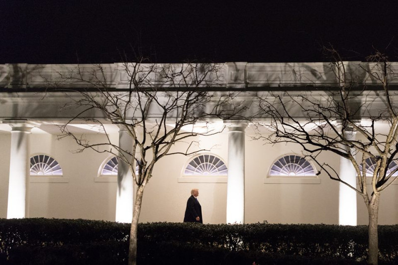 美國總統川普獨行在白宮，顯得有點孤寂。通俄案調查逐漸縮小範圍，川普已經無可避免。   圖：翻攝白宮臉書