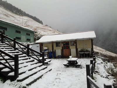 入冬首波寒流報到，雪霸國家公園內海拔3886公尺的雪山山區9日凌晨2時許開始飄雪，三六九山莊以上積雪已有10至20公分。   圖 : 雪霸國家公園協作員全文忠/提供