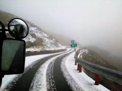 寒流來襲加上大雨，合歡山9日凌晨開始飄雪，南投仁愛警分局指出，台14甲線26公里到41公里處，因路面積雪，行經該路段的車輛需加掛雪鏈才能通行。   圖 : 仁愛警分局/提供